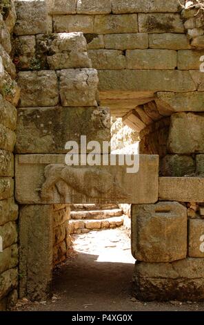 Mura ciclopiche della città antica risalente al IV secolo A.C. Vista del gateway chiamato Porta del Leone, uno dei sei ingressi in città. Essa mostra un leone divorando un toro. Butrinto. Repubblica di Albania. Foto Stock