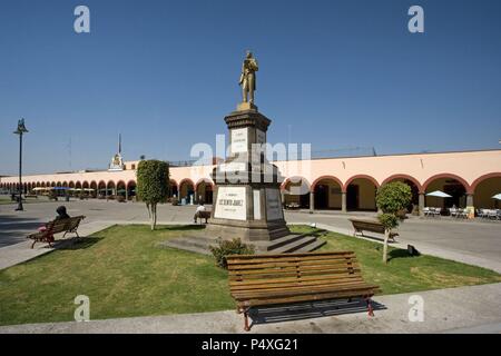 Messico. Cholula. Zocalo Square con il portale Guerrero. Prima di tutto, monumento a Benito Juarez (1806-1872). Foto Stock