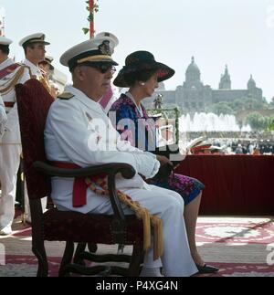 FRANCO BAHAMONDE, Francisco (El Ferrol,1892-Madrid 1975). Militar y político español. Inició el llamado Alzamiento Nacional (18 de julio de 1936). En 1938 adoptó el título de Caudillo de España. Onu Instauró régimen personalista apoyado en onu partido único: el Movimiento Nacional. Francisco Franco y su esposa, Doña Carmen Polo, durante una visita realizada a Barcellona un finales de los 60. Foto Stock