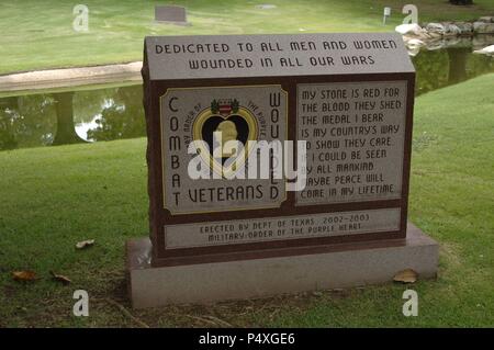 Cuore viola monumento, 2003. Dedicato a Texans feriti in combattimento che serve dei militari degli Stati Uniti. Texas State cimitero. Austin. Stati Uniti. Foto Stock