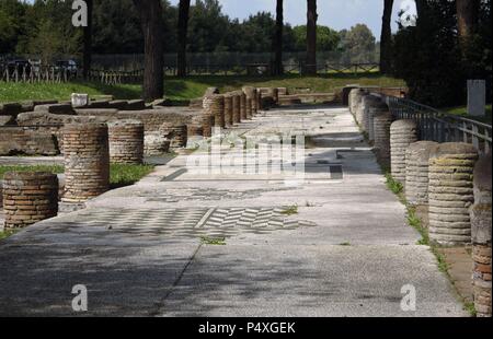 Ostia Antica. Piazza delle gilde o corporazioni. Panoramica. In prossimità di Roma. Foto Stock