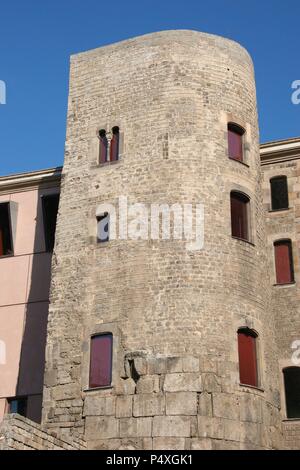 Arte romana. Rovine del muro romano, incorporato nella costruzione di edifici più recenti. Torre di Gateway Praetoira 'gate', all'interno di edificio medioevale (XII sec.). Piazza 'Nova". Barcellona. La Catalogna. Spagna. L'Europa. Foto Stock