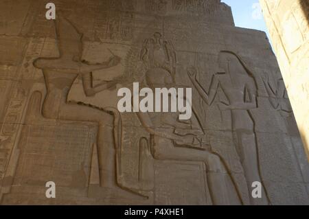 Ramesseum. Rilievo raffigurante il faraone Ramses II prima dio Seshat. Xiii secolo A.C. Xix dinastia. Nuovo Regno. Necropoli di Tebe. La Valle dei Re. L'Egitto. Foto Stock