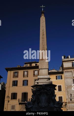 Macuteo Obelisco. Datato al momento del faraone Ramesses II Nuovo Regno. Collocato nel 1711 su una fontana restaurata da Filippo Barigioni (1690-1753). Piazza della Rotonda. Roma. L'Italia. Foto Stock