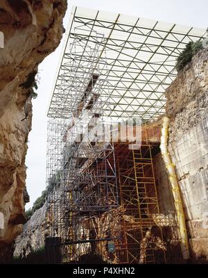 La preistoria. Il paleolitico. Spagna. Sito Archaeologcal di Atapuerca. Trincea ferroviaria. Esso fornisce il più antico ominide fossili rinvenuti finora per la Penisola Iberica. Infrastruttura utilizzata per facilitare il Gran Dolina scavo. Patrimonio mondiale. Foto Stock