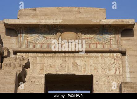 Tempio di Ramses III. Winged sun rilievo (Falcon ali con due uraeus e disco solare), come un simbolo di protezione sopra le porte dei templi. Nuovo Regno. (1550-1069 b.C). Xx dinastia. Tebe. Medinet-Habou. L'Egitto. Foto Stock