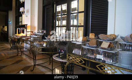 PULAU Langkawi, Malesia - 4 APR 2015: La prima colazione a buffet presso il ristorante con cucina aperta Foto Stock