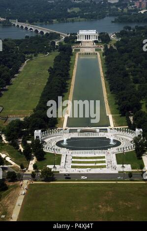 Stati Uniti. Washington D.C. Panoramica della Nazionale il Memoriale della Seconda Guerra Mondiale, il che riflette la piscina e il Lincoln Memorial, in background. Foto Stock