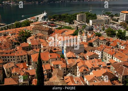 Repubblica di Montenegro. Cattaro. Vista generale della città. Nel 1979 è stata dichiarata dall UNESCO Patrimonio Mondiale tutto il patrimonio naturale, culturale e storica regione di Cattaro. Foto Stock