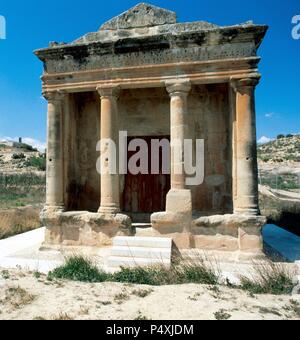 Mausoleo romano di Lucio Emilio lupus. 2 ° secolo AC. Facciata principale con quattro colonne. Fabara. Aragona. Spagna. Foto Stock