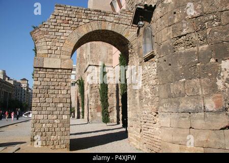 Arte romana. Rovine ot il muro romano e due archi da l'acquedotto che portava acqua in città di Barcino (fine I secolo a.C.). Piazza 'Nova". Barcellona. La Catalogna. Spagna. L'Europa. Foto Stock