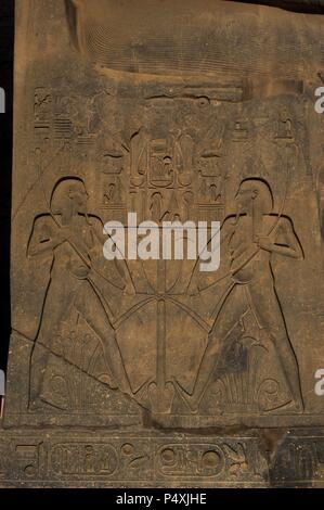 Rilievo raffigurante l'unione tra Alto Egitto (reed) e del Basso Egitto (Papiro). Base della statua di Ramses II di fronte al Tempio di Luxor. Risalente al XIX dinastia. Nuovo Regno. L'Egitto. Foto Stock