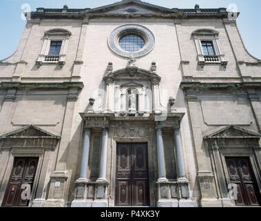 ARTE S. XVIII. ESPAÑA. CATEDRAL de Sant Pere. Vista de la fachada neoclásica, construída entre los años 1781 y 1803. Vic. Provincia de Barcelona. Cataluña. Foto Stock