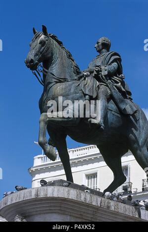 CARLOS III di Madrid (1716-Madrid, 1788). Duque de Parma y Plasencia (1731-1735), Rey de Nápoles y Sicilia (1734-1759) y de España (1759-88). Hijo de Felipe V e Isabel Farnesio. ESTATUA ECUESTRE del monarca situada en la Puerta del Sol. MADRID. España. Foto Stock