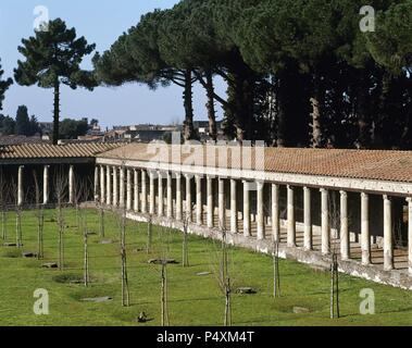 L'Italia. Pompei. Grande palestra. I secolo d.c. Portico colonnato. Foto Stock