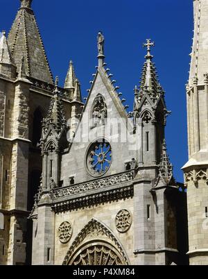 Spagna. Leon. Santa Mari a de Leo n cattedrale, chiamato anche la casa di luce o la Pulchra Leonina. In stile gotico. Il XIII secolo. Costruito dal maestro architetto Enrique. Facciata principale. Dettaglio. Foto Stock