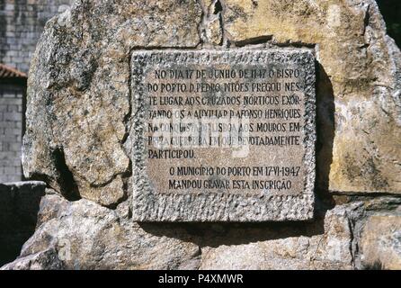 Il giorno 17 giugno 1147, il Vescovo di Porto chiamato l'esercito della seconda Crociata, per aiutare il re Alfonso I a liberare Lisbona da arabi. Una lapide commemorativa nella SEO. Square. Oporto. Il Portogallo. Foto Stock