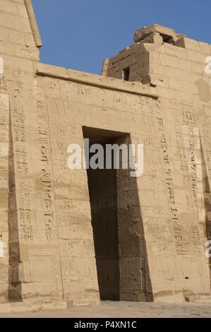 Tempio di Ramses III. Entrata. Nuovo Regno. (1550-1069 b.C). Xx dinastia. Tebe. Medinet-Habou. L'Egitto. Foto Stock