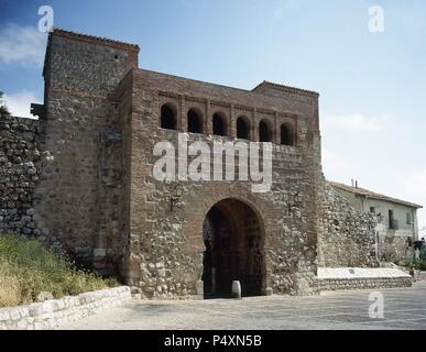 CASTILLA-LEON. A Burgos. Vista del ARCO DE SAN ESTEBAN, unà de las doce Puertas de la Antigua muralla de la ciudad. Fue construído en el Siglo XII y ampliado en el XV en estilo mudéjar. Construído está en Piedra de mampostería ladrillo y. España. Foto Stock