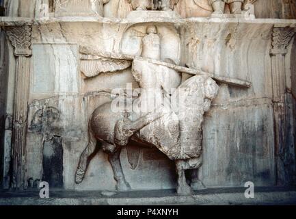 Taq-e Bostan. Grande Arco del giardino. Rilievi di roccia. Persia Sasanide di Persia (Iran). Iv secolo. Dettaglio di una figura di un uomo a cavallo su un cavallo forte. Essi ritengono che la figura mostra Khosrow Parviz oltre il suo cavallo chiamato Shabdiz. Egli è stato l'ultimo grande re dell'Impero sasaniane, re Khosrow II (regnò 590-628). Repubblica islamica di Iran. Foto Stock