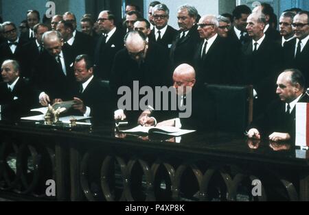 Trattato di Varsavia (7 dicembre 1970). Tra la Repubblica federale di Germania una repubblica popolare di Polonia. Il cancelliere tedesco Billy Brandt e il Primo Ministro polacco Jozef Cyrankiewicz firmando il trattato al palazzo presidenziale. Varsavia. La Polonia. Foto Stock