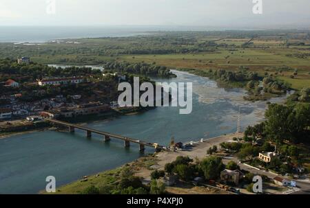 Repubblica di Albania. Paesaggio con un ponte sul fiume Buna con il lago di Shkodra in background. Foto Stock