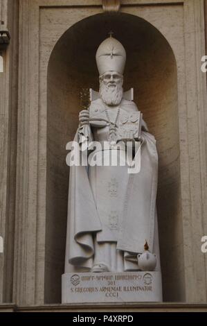 San Gregorio l Illuminatore o San Gregorio Enlightener (c. 257- c. 331). Santo Patrono e primo ufficiale capo della Chiesa Apostolica Armena. Statua. La Basilica di San Pietro. Città del Vaticano. Foto Stock