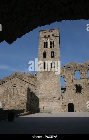 Monastero di Sant Pere de Roda (San Pietro di rose). Fondata intorno all'anno 900. Monastero benedettino. La presente costruzione è datata al XI secolo. Stile lombardo torre campanaria. Cap de Creus. Alt Emporda regione. La provincia di Girona. La Catalogna. Spagna. L'Europa. Foto Stock