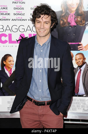 Adam Brody arrivando presso il reclamo bagagli Premiere al Regal Theatre di Los Angeles.Adam Brody 52 ------------- Red Carpet Event, verticale, STATI UNITI D'AMERICA, industria cinematografica, celebrità, fotografia, Bestof, arte cultura e intrattenimento, Topix celebrità moda / Verticale, meglio di, evento nella vita di Hollywood - California, moquette rossa e dietro le quinte, USA, industria cinematografica, celebrità, movie celebrità, personaggi televisivi, musica celebrità, fotografia, Bestof, arte cultura e intrattenimento, Topix, tre quarti, verticale, una persona, dall'anno , 2013, inchiesta tsuni@Gamma-USA.com Foto Stock