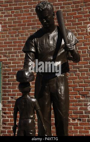 Teodoro Samuel "Ted Williams" (1918- 2002). Soprannominato 'il capretto". American giocatore professionale di baseball e manager. Monumento. Boston. Massachusetts. Stati Uniti. Foto Stock