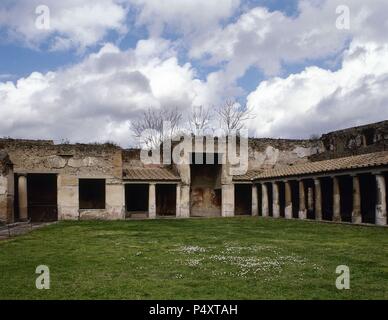 Pompei. Antica città romana. Il palaestra colonnato delle terme Stabian. Campania. L'Italia. Foto Stock