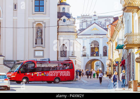 I turisti in bus turistico city tour e gente che cammina verso il gate di Alba a Vilnius, in Lituania. Foto Stock