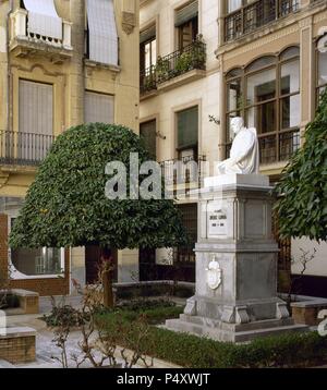 Andalusia. LOJA. Vista de la Plaza del CORREO con la estatua del Padre Jiménez Campaña (1860-1915). Es uno de los rincones más bellos de la ciudad y conserva el carácter de la arquitectura tradicional lojeña. Provincia de Granada. España. Foto Stock