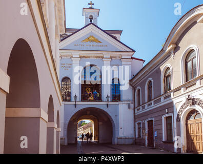 Le persone sono in cammino verso la porta di Alba a Vilnius, in Lituania. Foto Stock