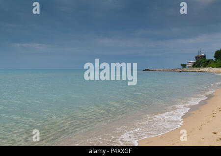 Vacanze estive sul mare bulgaro - mattina sulla spiaggia Foto Stock