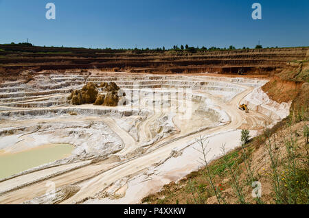 Cava di pietra con lo scavo - miniera a cielo aperto Foto Stock