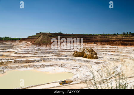 Cava di pietra con lo scavo - miniera a cielo aperto Foto Stock