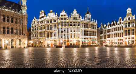 Grand Place piazza di sera in Belgio, a Bruxelles Foto Stock