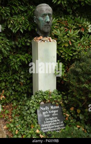 Heinrich Mann (1871-1950). Il romanziere tedesco. Busto di scultore tedesco Gustav Seitz (1906-1969), con una placca per Nelly Mann. Tomba di Dorotheenstadt Friedhof cimitero. Berlino. Germania. Foto Stock