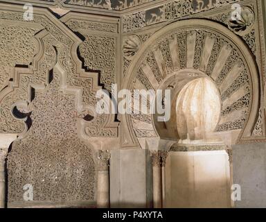 ARTE islamico. ESPAÑA. PALACIO DE LA ALJAFERIA. Construído en el Siglo XI, bajo el reinado de Aben-Alfage; quinta de recreo de los Reyes de taifas de Zaragoza. Detalle del nicho del mihrab de la mezquita, con arco de Herradura. Saragozza. Aragón. Foto Stock