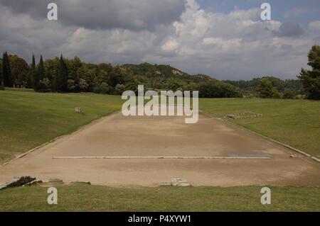ARTE GRIEGO. GRECIA. ESTADIO DE OLIMPIA. Vista de las ruinas del estadio en el que se celebraban los juegos olímpicos. Este nunca tuvo graderíos, únicamente una tribuna para los jueces en el lado derecho. OLIMPIA. Provincia de Ilia. Región Peloponeso. Foto Stock