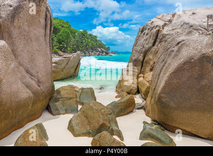 Anse Patates - spiaggia tropicale sull'isola di La Digue, Seicelle Foto Stock