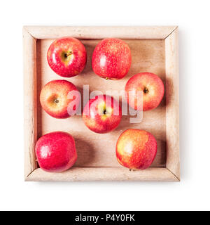 Le mele rosse sul vassoio in legno o Pink Lady apple con foglie fresche e tag. Una sana alimentazione e dieta concetto. Oggetto singolo isolato su sfondo bianco Foto Stock