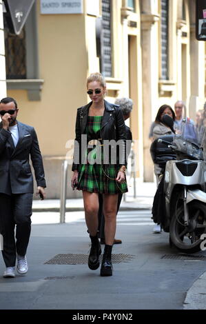 Chiara Ferragni fuori e circa a Milano con: Chiara Ferragni Dove: Milano, Italia Quando: 23 maggio 2018 Credit: IPA/WENN.com * * disponibile solo per la pubblicazione in UK, USA, Germania, Austria, Svizzera** Foto Stock