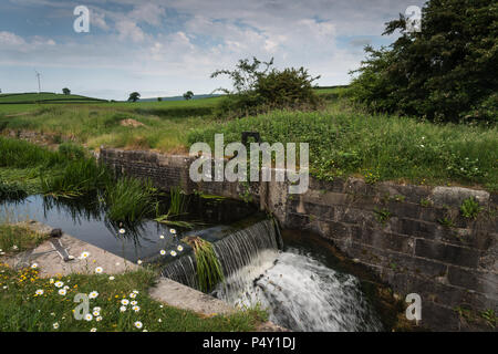 La storica scalinata in stile vittoriano di canal si blocca a Tewifield, vicino a Carnforth in Lancashire, Inghilterra, Regno Unito. Questo è il nord del tratto navigabile. Foto Stock