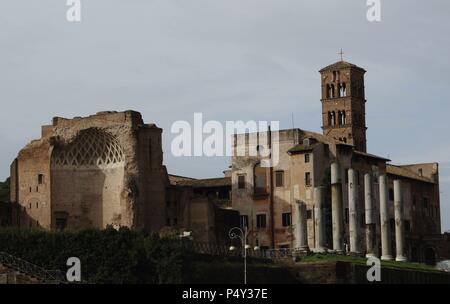 L'Italia. Roma. La zona posteriore della chiesa di Santa Francesca Romana (Santa Francesca Romana) con la torre campanaria. Xii secolo. In primo luogo, il romano Tempio di Venere e Roma, II secolo D.C. Foro Romano. Foto Stock