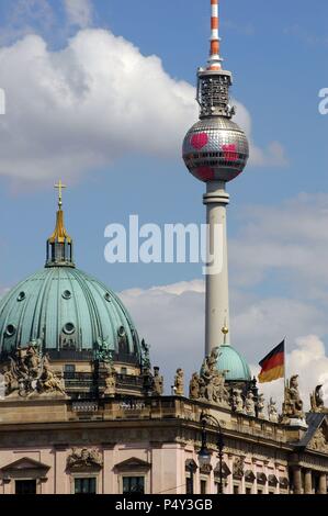 Germania. Berli n. TV Tower costruito tra il 1965 e il 1969 dall'ex Germania Ovest. Progettato dagli architetti Hermann Henselmann, Jorg Streitparth, Walter Herzong Walter e Herbert Aust. A sinistra la cupola del Duomo. Foto Stock