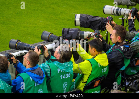 I fotografi di calcio sulla corrispondenza tra la Svizzera e la Serbia Foto Stock