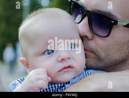 Padre bacia il suo piccolo figlio di close up Foto Stock
