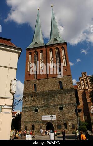 ALEMANIA. Berlino. La Iglesia de San Nicolás (Nikolaikirche), situada en el barrio homónimo. Fue erigida entre los años 1220 y 1230 (S. XIII), y reconstruída tras la II Guerra Mundial. Foto Stock